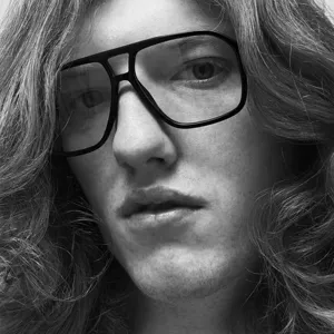 Grosse Doppelsteg Retro Sonnenbrille fuer Damen und Herren, markanter schwarzer Rahmen Style.