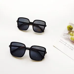 Gafas de sol cuadradas chic para mujer, gafas negras grandes y elegantes para uso diario.