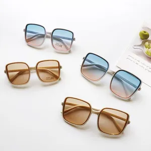 Gafas de sol cuadradas elegantes para mujer con lentes degradadas y protección UV400.