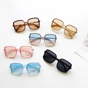 Gafas de sol cuadradas oversize para mujer, protección UV400 estilo moderno y elegante.