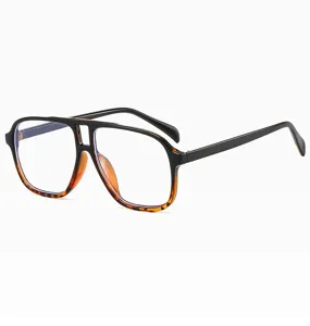 Nahaufnahme des übergroßen Doppelsteg-Brillenrahmens mit schwarzem und Schildpatt-Design.