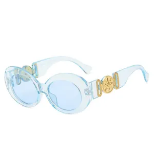 Gafas de sol ovaladas transparentes azul claro con decoracion solar dorada, de moda.