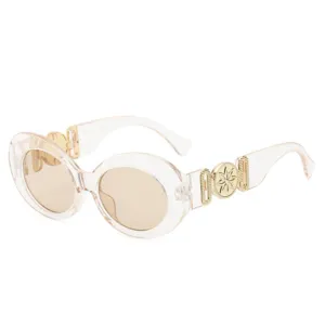 Gafas de sol ovaladas de moda con montura rosa translúcida y detalles dorados vintage.
