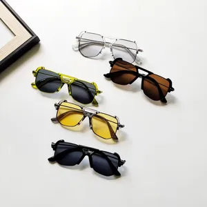 Lunettes de soleil carrees elegantes pour enfants en plusieurs coloris, details a plat