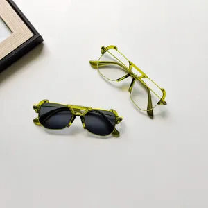 Lunettes de soleil tendance pour enfants avec monture carrée irrégulière et style jelly.
