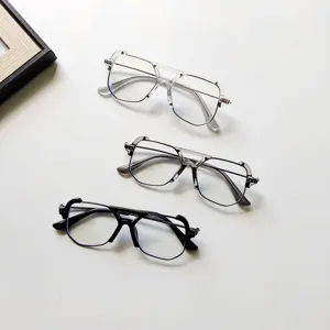 Détail de lunettes de soleil carrées irrégulières pour enfants montre trois coloris.