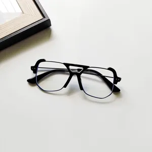 Vue détaillée de lunettes pour enfants à monture carrée irrégulière noire au design unique