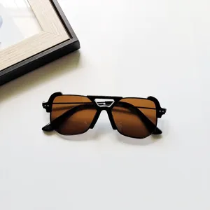 Lunettes de soleil élégantes pour enfants avec monture carrée irrégulière et verres marron.