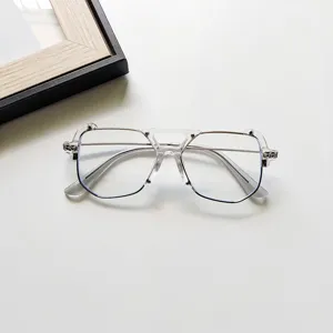 Vue détaillée de lunettes transparentes pour enfants au design géométrique tendance.
