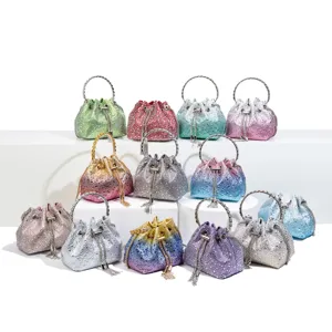 Atemberaubende Strass-Eimer-Abendtasche glänzende Kristallkette Schulterhandtasche Detail.