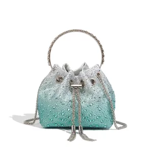 Strass-Beuteltasche Detail mit Farbverlauf Kristallen, Metallringgriff und Kettenriemen.