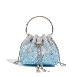 Detailansicht der glitzernden Strass-Abendtasche mit Metallring-Griff und schicker Kette.