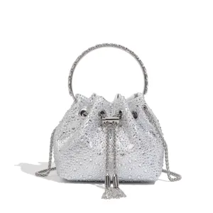 Glänzende Strass-Abendtasche mit Metallringgriff, Kettengurt und hübschen Quasten.
