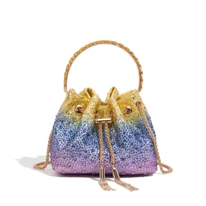 Strass Beutel Tasche Detail, bunte Kristall Handtasche mit Metall Rundgriff und Kettenriemen.