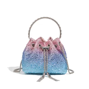Detailansicht der glitzernden Strass-Eimer-Tasche mit Metallringgriff und Kette.