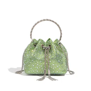 Glitzernde grüne Strass-Beuteltasche Detail, schicker runder Metallgriff und filigrane Kette.