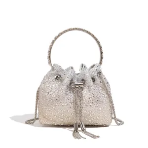 Nahaufnahme der glitzernden Strass-Beuteltasche mit funkelnden Kristallen und Metallgriff.