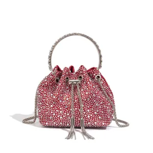 Glänzende rote Strass Abendtasche Detail, elegante Kristall Beuteltasche Nahaufnahme.