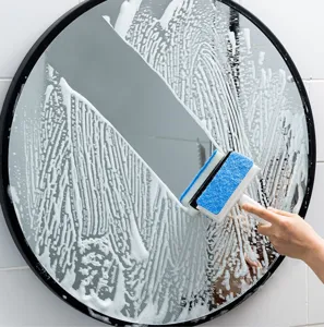 Détail de raclette de miroir de salle de bain et brosse éponge pour le nettoyage des carreaux.