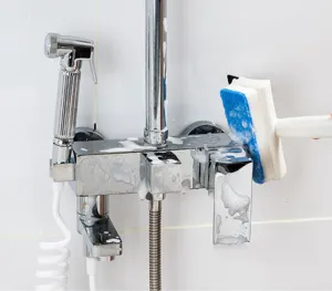 Vue détaillée d'une brosse de nettoyage de salle de bain 2-en-1 avec éponge et raclette pour verre.