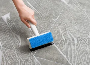 Brosse de nettoyage pour carrelage de salle de bain avec éponge et raclette pour vitres.