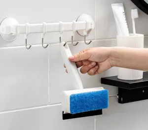Brosse de nettoyage murale pour salle de bain avec éponge et raclette pour vitres et carreaux.