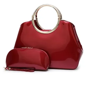 Conjunto de bolso de charol rojo con asa redonda de metal, diseño elegante para uso diario.