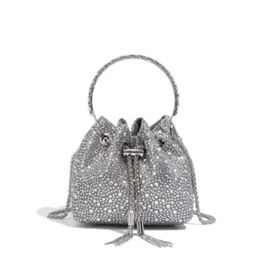 Detailaufnahme der Strass-Eimer-Tasche mit glitzernden Kristallen und dem Metallgriff.