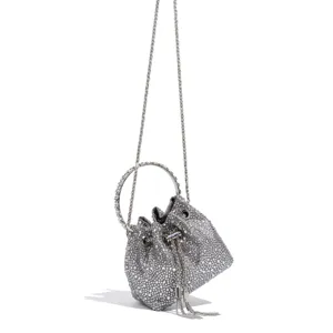 Glitzernde Strass-Abendtasche mit Metall-Rundgriff und Kettenriemen für elegante Anlässe.