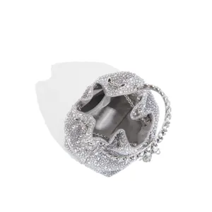 Nahaufnahme des silbernen Strass-Abendeimerbeutels Innenraums und des Metallringgriffs.