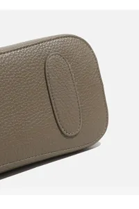 Vue détaillée du fond du sac à main en cuir grainé gris montrant un savoir-faire soigné.