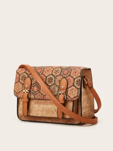Gedetailleerd overzicht van de vintage kurken schoudertas met geometrische flap.