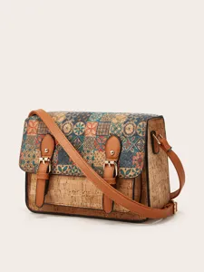 Gedetailleerd overzicht van retro kurk patchwork schoudertas met geometrische flap en bruine bandjes.