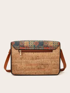 Vintage kurk crossbody tas met stijlvolle patroonflap en handige ritszak aan achterkant.
