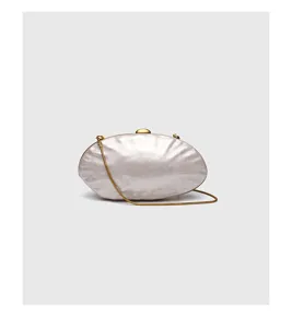 Borsa a mano in acrilico con effetto marmo e catena dorata per feste ed eventi dettaglio.