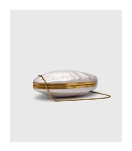 Elegante borsa da sera a conchiglia in acrilico con tracolla a catena dorata per feste.