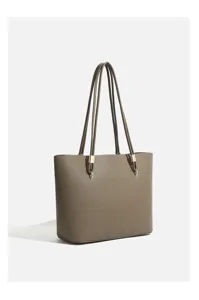 Détail du cabas d'épaule taupe grainé avec fines doubles lanières et accessoires métalliques.