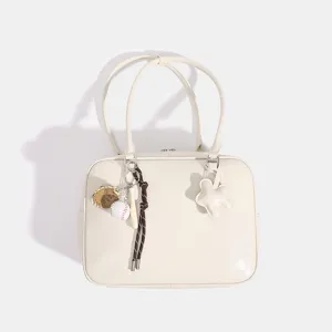 Bolso de hombro blanco retro de gran capacidad para mujer, elegante bolso de mano con dijes.