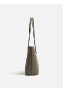 Vue latérale détaillée du sac cabas minimaliste en cuir gris avec doubles fines bretelles.