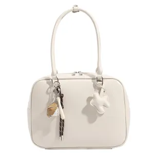 Elegante bolso de hombro blanco para mujer, bolso grande de mano con colgantes y correa.