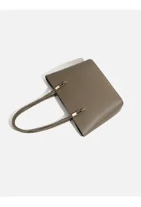 Vue détaillée du sac porté épaule minimaliste en cuir, élégant cabas gris pour le travail.