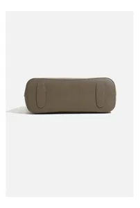 Vue détaillée du fond du sac cabas minimaliste en cuir avec une texture finement grainée.