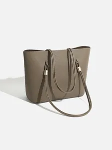 Sac cabas classique en cuir taupe pour femme, grand sac porté épaule pour le travail quotidien.