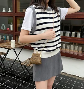 Chic women's clasp chain bag with trendy graffiti print, stylish single shoulder design.