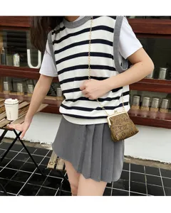 Women fashion vintage monogram kiss-lock crossbody bag with chain strap chic design