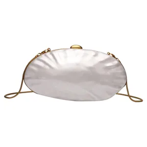 Elegante borsa da sera a pochette conchiglia in acrilico bianco perla con catena dorata per feste.