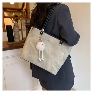Stylish large capacity women's tote bag, casual single shoulder commuter handbag for daily use.