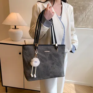 Stylish women's shoulder tote bag, large capacity PU leather commuting handbag for daily wear.
