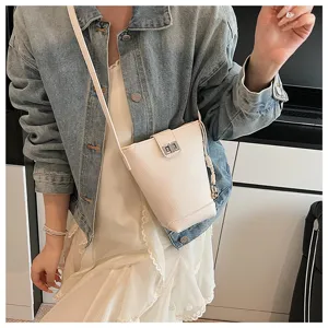 Détail de sac seau minimaliste élégant, style bandoulière décontracté avec serrure métallique.