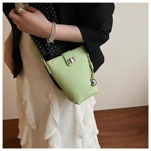 Vue de détail d'un sac seau bandoulière vert élégant de style coréen avec fermoir en métal.